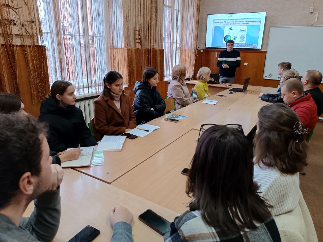 Гостьова лекція Глухоти Віталія Олександровича на тему «Використання ГІС та даних дистанційного зондування Землі у наукових дослідженнях з географії»