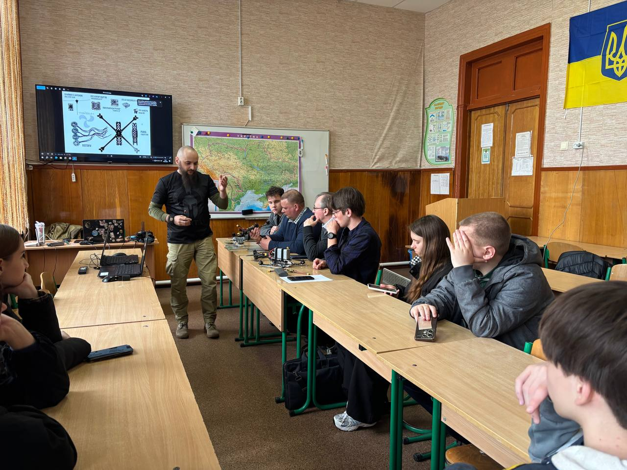 На кафедрі географії відбулася зустріч, присвячена використанню безпілотних систем і віртуальної реальності в освіті та туризмі