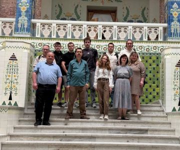 Викладачі та студенти нашої кафедри відвідали Полтавський краєзнавчий музей імені Василя Кричевського у межах виставки «Море залишає слід…», присвяченої пам’яті письменника Володимира Карпенка (1935–2022).
